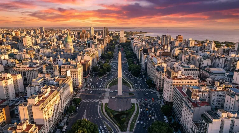 Vista aérea de Buenos Aires ao pôr do sol, com a Avenida 9 de Julho, o Obelisco e o Rio da Prata